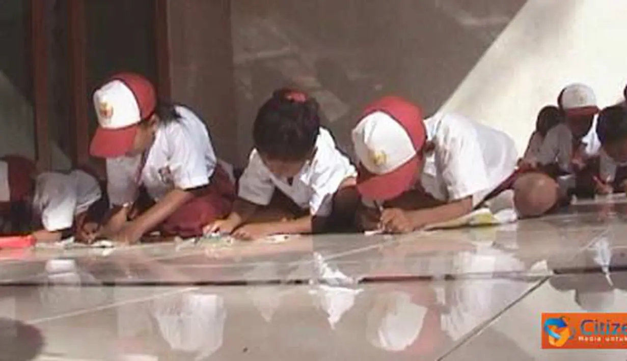 Citizen6, Jember: Para murid SDN Bagon 02 sedang melakukan proses belajar-mengajar di Masjid terdekat. (Pengirim: Sapto Raharjanto)