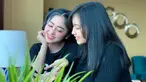 Tak hanya dekat di dunia kerja, namun keduanya akrab dalam kegiatan sehari-hari. Dari pergi berlibur bersama, jalan-jalan ke mall sampai punya baju yang kembar. (Liputan6.com/IG/@dewiperssikreal)