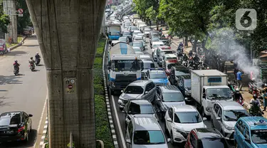 Kendaraan terjebak macet di Jalan Kapten Tendean, Mampang Prapatan, Jakarta, Senin (7/6/2021). Kemacetan arus lalu lintas dari arah Jalan Kapten Tendean menuju kawasan Blok M disebabkan penyempitan jalan karena adanya proyek galian SJUT yang memakan sebagian badan jalan. (Liputan6.com/Faizal Fanani)