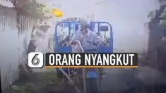Tak disangka seorang pria muncul dari atas tangga tersebut hingga ikut terseret.