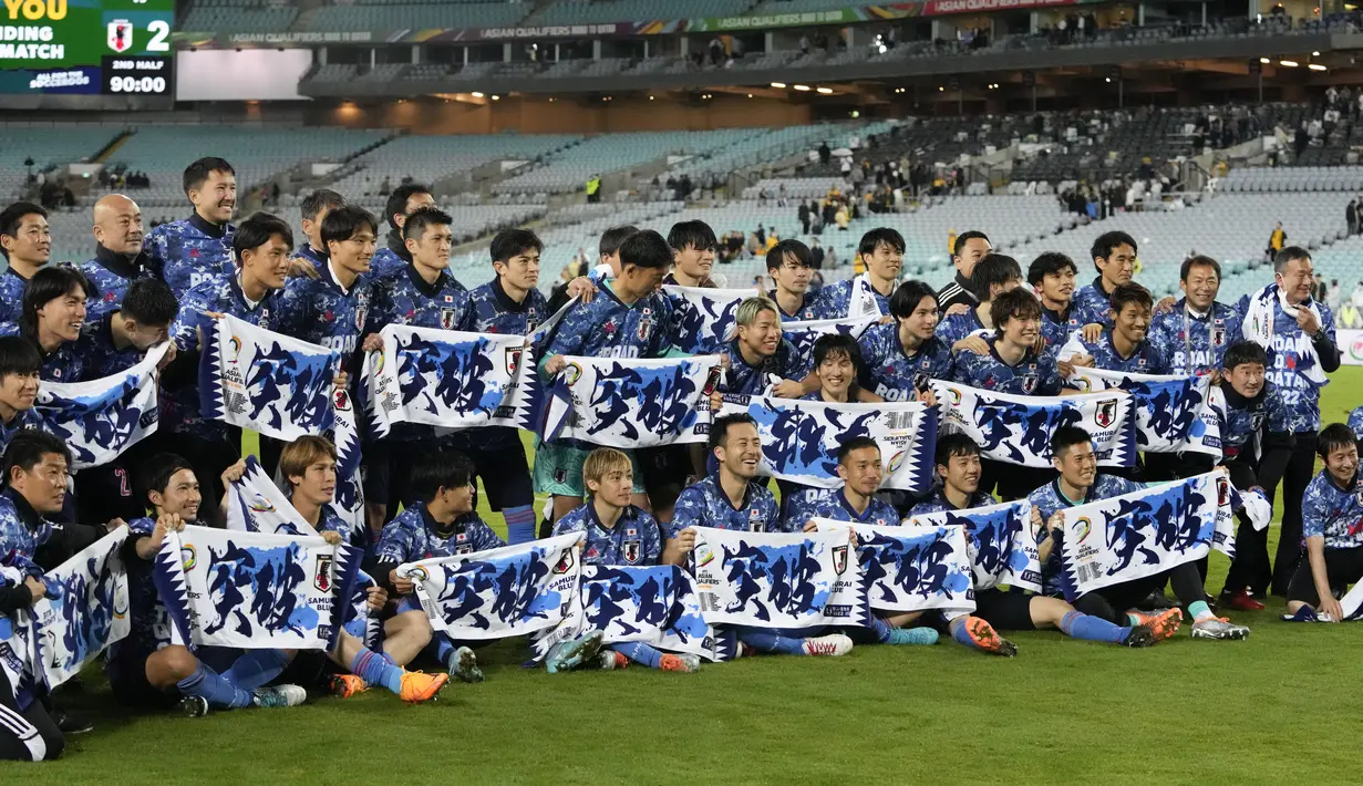 Pemain Jepang berpose untuk foto tim saat merayakan kemenangan atas Australia usai pertandingan play-off Piala Dunia 2022 di Stadium Australia di Sydney, Kamis (24/3/2022). Kemenangan ini juga memastikan Jepang mengamankan satu tiket Piala Dunia 2022. (AP Photo/Mark Baker)