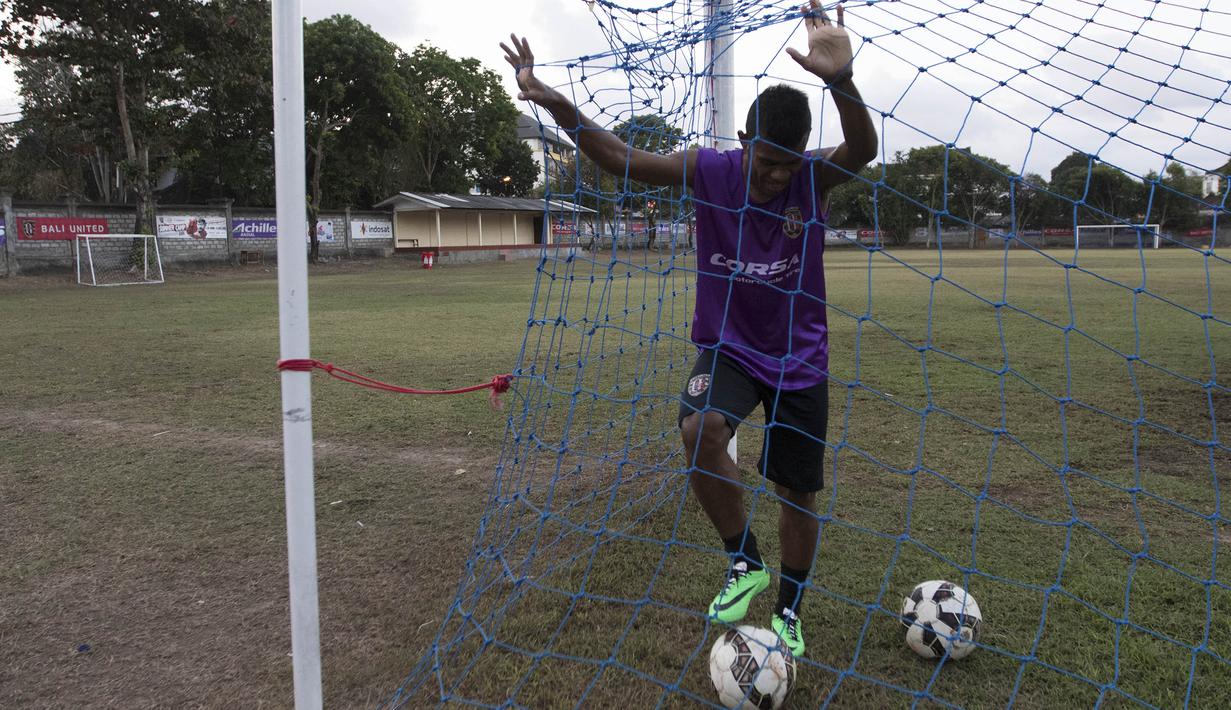Pemain muda Bali United, Yabes Roni Malaifani merapihkan bola saat menambah porsi latihan pada sela-sela persiapan tim jelang laga kedua Piala Presiden di Lapangan Trisakti, Bali, Selasa (1/9/2015). (Bola.com/Vitalis Yogi Trisna)