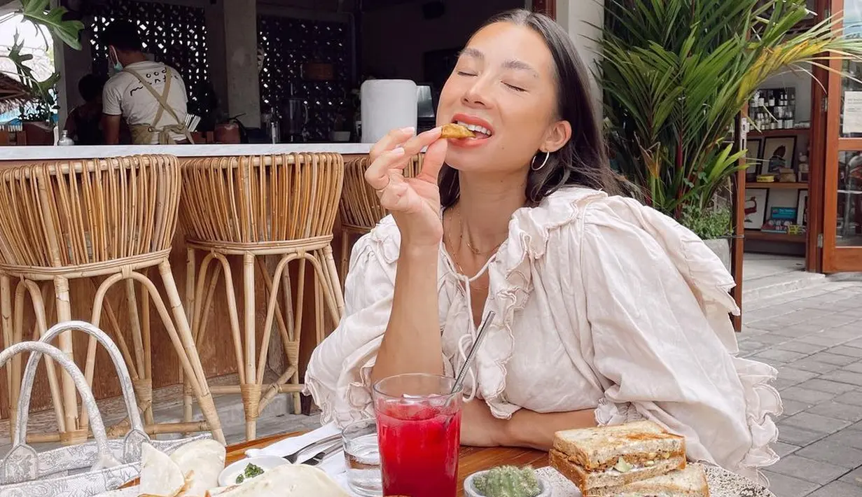 Tampil segar dengan aksen ruffle pada baju yang menampilkan kesan trendi penuh aksi. (Foto: Jennifer Bachdim/ Instagram)