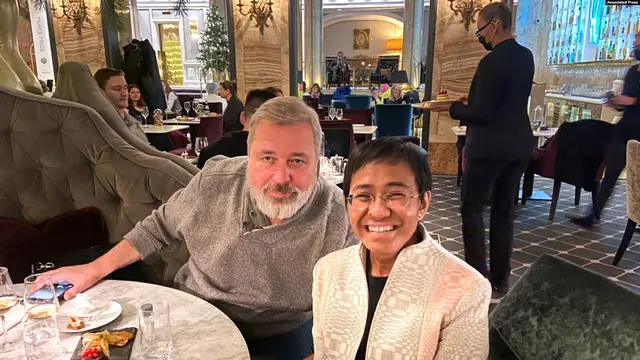 Dua pemenang Nobel Perdamaian, Dmitry Muratov (kiri), pemimpin redaksi harian Rusia Novaya Gazeta, dan CEO Rappler Maria Ressa dari Filipina. (Novaya Gazeta via AP/Nadezhda Prusenkova)