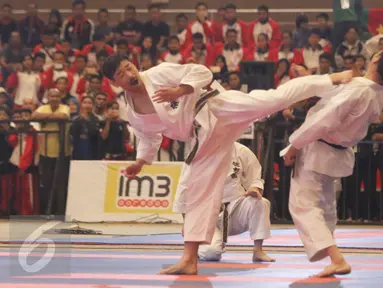 Atlet karate melakukan demonstrasi saat pembukaan Kejuaraan Dunia Shotokan Karate-Do International Federation (SKIF) 2016 di Hall D2 JIExpo Kemayoran Jakarta, Sabtu (27/8). Acara SKIF ke-12 diikuti oleh 58 negara. (Liputan6.com/Immanuel Antonius)