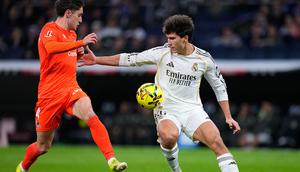 Gonzalo Garcia dan Jon Gorrotxategi berebut bola dalam laga Liga Spanyol antara Real Madrid vs Real Sociedad di Santiago Bernabeu, 15 Februari 2026. (AP Photo/Manu Fernandez)