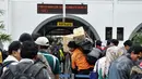 Sejumlah penumpang kereta api saat ingin masuk ke Stasiun Pasar Senen, Jakarta, Jumat (13/3/2015). PT KAI akan menaikkan harga tiket per 1 April 2015, kenaikan dipengaruhi oleh fluktuasi harga bahan bakar minyak. (Liputan6.com/Faizal Fanani)