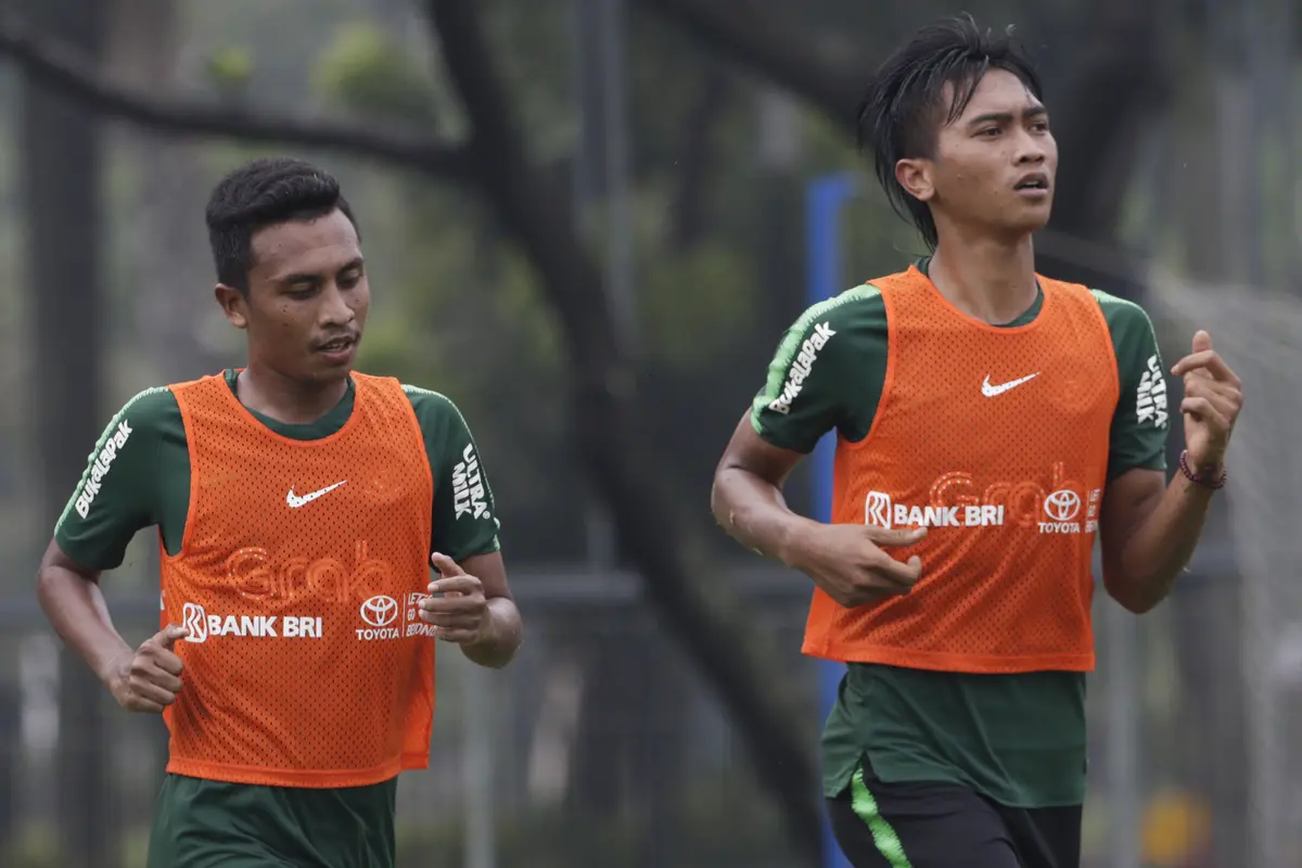 Pemain Timnas Indonesia U-22, Jayus Hariono dan Syafril Lestaluhu.(Bola.com/Vitalis Yogi Trisna)