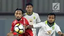 Pemain tengah Persija, Rohit Chand (kiri) berebut bola dengan Nelsom Alom (Persebaya) pada lanjutan Go-Jek Liga 1 Indonesia 2018 bersama Bukalapak di Lapangan PTIK Jakarta, Selasa (26/6). Laga berakhir imbang. (Liputan6.com/Helmi Fithriansyah)