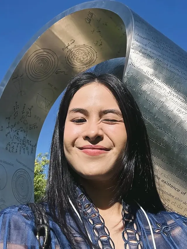 Pesona Maudy Ayunda di World Economic Forum Young Global Leaders 2025. [@maudyayunda]