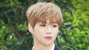 Daniel Wanna One memang punya dada bidang dan bahu lebar. Seperti diketahui, ia melakukan push up 100 kali secara rutin. (Foto: pinterest.com)