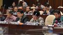 Suasana rapat dengar pendapat membahas evaluasi Pilkada 2015 antara lembaga yang terkait pemulu dengan Komisi II di DPR RI, Jakarta, Senin (1/2/2016). (Liputan6.com/Angga Yuniar)