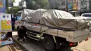 Beberapa kendaraan roda empat terlihat mengikuti uji emisi di kawasan Kemang ini, Jakarta, Selasa (12/8/14). (Liputan6.com/Miftahul Hayat)