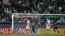 Kemenangan telak ini membuat satu kaki Manchester City menapak di babak perempat final Liga Champions. (AP/Armando Franca)