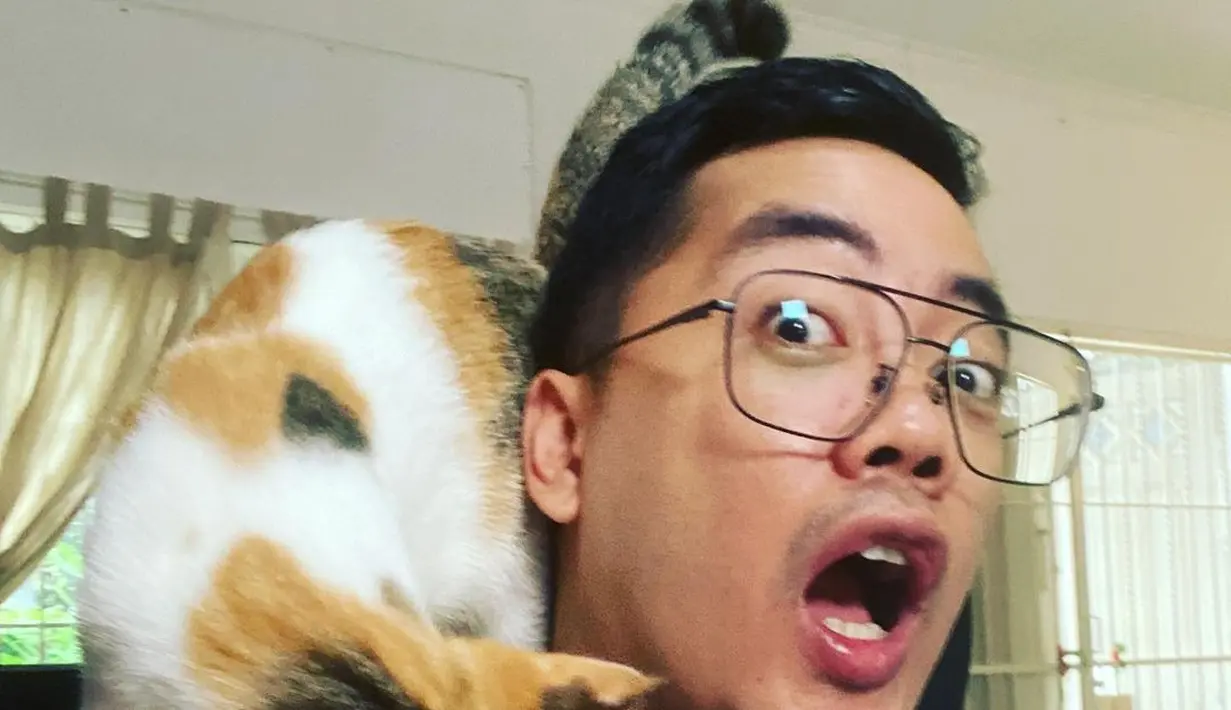 Selain Lolo dan Jiji, Dennis juga memiliki seekor kucing domestik bernama Mimi. Namun, sayangnya Dennis mengabarkan bahwa Mimi sudah mati beberapa minggu yang lalu. (Liputan6.com/IG/@dennisadishwara).