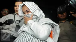 Tersangka kasus dugaan suap terkait rencana proyek pembangunan 12 ruas jalan di Sumatera Barat, Noviyanti selaku sekretaris Komisi III DPR RI, I Putu Sudiartana usai menjalani pemeriksaan di Gedung KPK, Jakarta, Kamis (30/6).(Liputan6.com/Helmi Afandi)