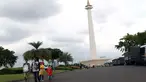 Warga berjalan-jalan di kawasan Monumen Nasional, Jakarta, Jumat (19/4). Libur panjang perayaan Paskah 2019 dimanfaatkan warga untuk berwisata di kawasan Monumen Nasional. (Liputan6.com/Helmi Fithriansyah)