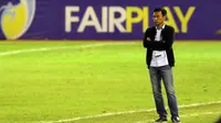 Pelatih Sriwijaya FC Widodo Cahyono Putro menyaksikan anak asuhnya menghadapi Arema FC pada 8 besar Piala Presiden di Stadion Manahan, Solo, Minggu (26/2/2017). Sriwijaya menyerah 0-1. (Liputan6.com/Helmi Fithriansyah)