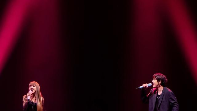 Momen Ghea Indrawari Bahagia Bisa Foto dan Duet dengan Kyuhyun. (instagram/gheaindrawari/gyuram88)