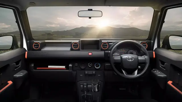 Ditenagai mesin turbodiesel 2.4 liter 150 PS, radius putar 4,7 meter bikin Super SWB jadi varian paling gesit di jalan sempit (Toyota)
