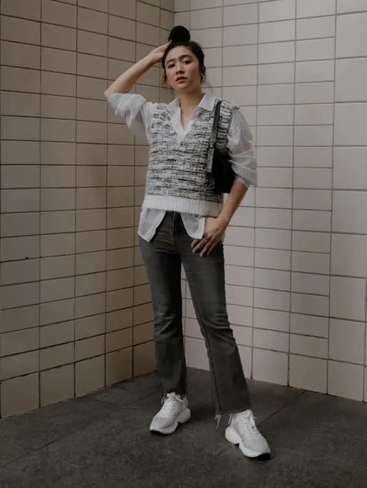 Jika ingin tampil lebih soft kasual, bisa mengenakan vest knitwear warna abu-abu, dipadukan kemeja panjang dan celana denim seperti Febby Rastanty ini. Cukup kombinasikan dengan sneaker white dan shoulder bag hitam. @febbyrastanty