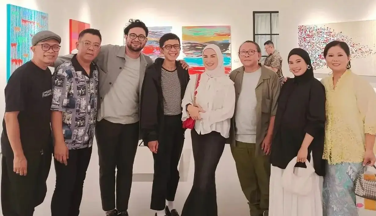 Kabar ini seakan mematahkan rumor rumah tangga pasangan ini diujung tanduk. Dalam momen ini, Irish pulang lebih dulu bersama putranya, Air Rumi. Ammar mengantarkan sampai istri dan anaknya masuk mobil dan pulang. Ammar kembali bekerja menjadi pembawa acara. [Instagram/calistamarshanda]
