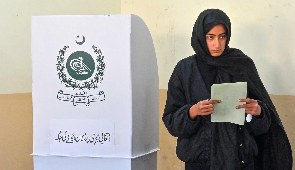 Seorang pemilih usai menggunakan hak pilihnya di sebuah tempat pemungutan suara dalam pemilihan umum nasional Pakistan di Islamabad pada 8 Februari 2024. (Farooq NAEEM/AFP)