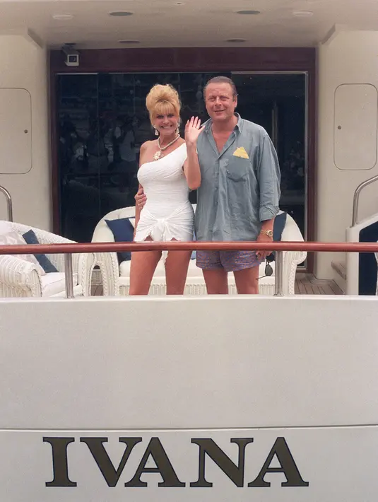 <p>Ivana Trump ditemani suaminya Ricardo Mazzuccelli tersenyum dari dek atas kapal pesiar 32 meter "Ivana" miliknya setelah tiba di Pelabuhan Monaco, 30 Juli 1995. Kurang dari setahun setelah bercerai dengan Donald Tump pada 1992, Ivana mulai berkencan dengan pengusaha kaya Italia bernama Riccardo Mazzucchelli dan menikah pada 1995 namun pernikahan mereka bubar 20 bulan kemudian. (ALAIN FULCONIS/AFP)</p>