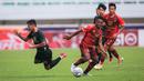 Pemain Rans Nusantara FC, David Laly (kanan) berebut bola dengan pemain PS Barito Putera, Afdal Yusra saat laga pekan ke-7 BRI Liga 1 2022/2023 antara Rans Nusantara FC melawan Barito Putera di Stadion Pakansari, Bogor, Senin (29/8/2022). (Bola.com/Bagaskara Lazuardi)