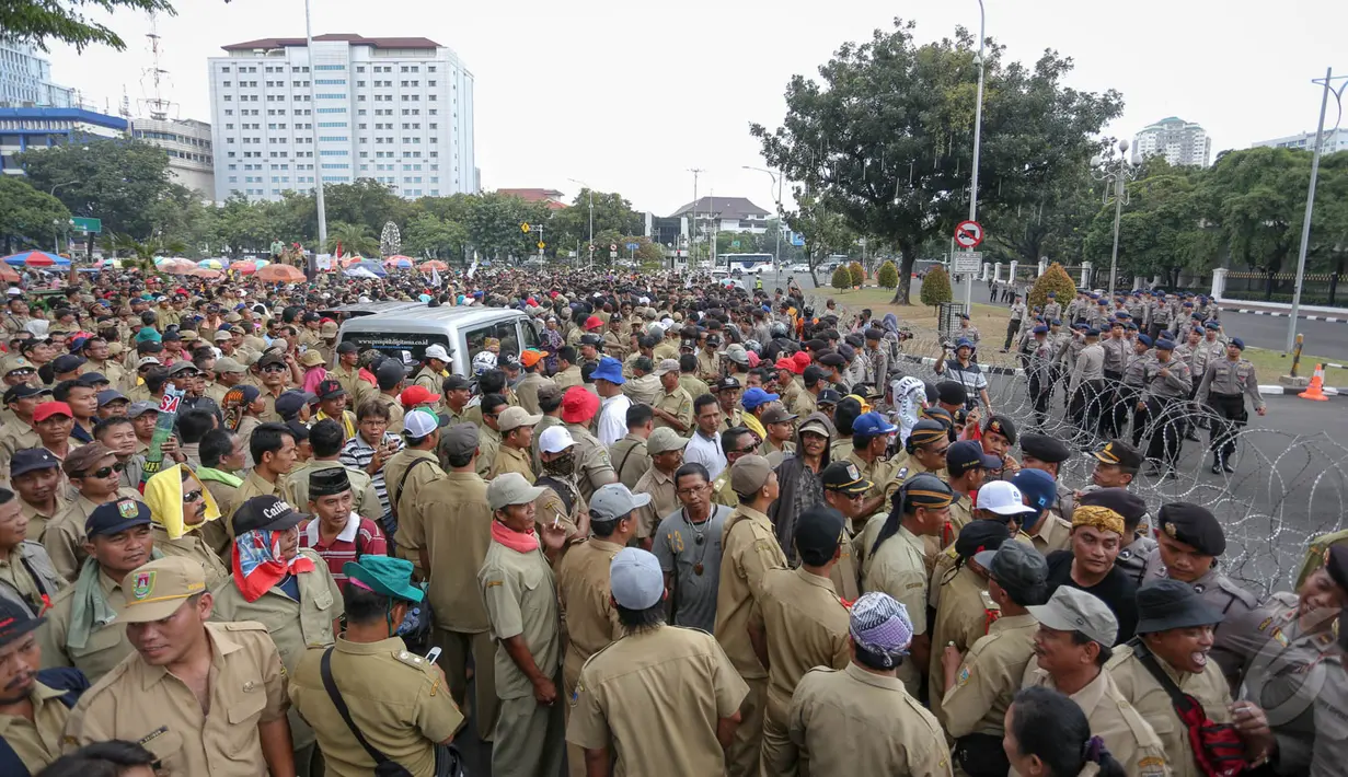 Memakai seragam berwarna hijau kecokelatan, para kepala desa tersebut menuntut pemerintah mengembalikan 'tanah bengkok', Jakarta, Rabu (27/5/2015). Tanah bengkok adalah tanah yang menjadi aset desa untuk menambah penghasilan. (Liputan6.com/Faizal Fanani)
