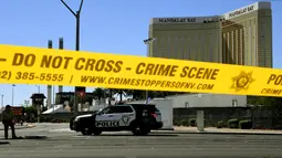 Garis polisi terpasang di dekat Mandalay Bay Hotel and Casino, lokasi penembakan brutal di Las Vegas, Senin (2/10). Setidaknya 58 orang tewas dan lebih dari 500 lainnya terluka akibat penembakan paling mematikan dalam sejarah AS. (Mark RALSTON/AFP Photo)
