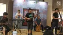 Penampilan grup musik Payung Teduh saat merilis album yang bertajuk Ruang Tunggu di kawasan Kemang, Jakarta, Selasa (19/12). Album ini menjadi album terakhir Payung Teduh dengan vokalis Mohammad Istiqamah Djamad alias Is. (Liputan6.com/Herman Zakharia)