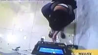 Rekaman kamera CCTV memperlihatkan aksi seorang pria yang tengah melakukan aksi pembobolan mesin ATM.
