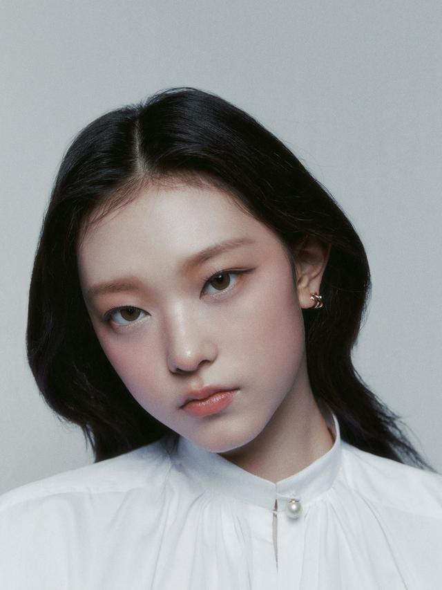 Pesona Haerin NewJeans di Pemotretan Vogue HongKong, Auranya Disebut Elegan bak Princess