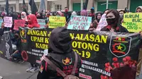 Forum Buruh Karawang (FBK) menggelar aksi di UPTD Pengawasan Ketenagakerjaan Wilayah II Disnaker Provinsi Jabar, di Karawang, Jumat (10/7/2020). (Liputan6.com/ Abramena)