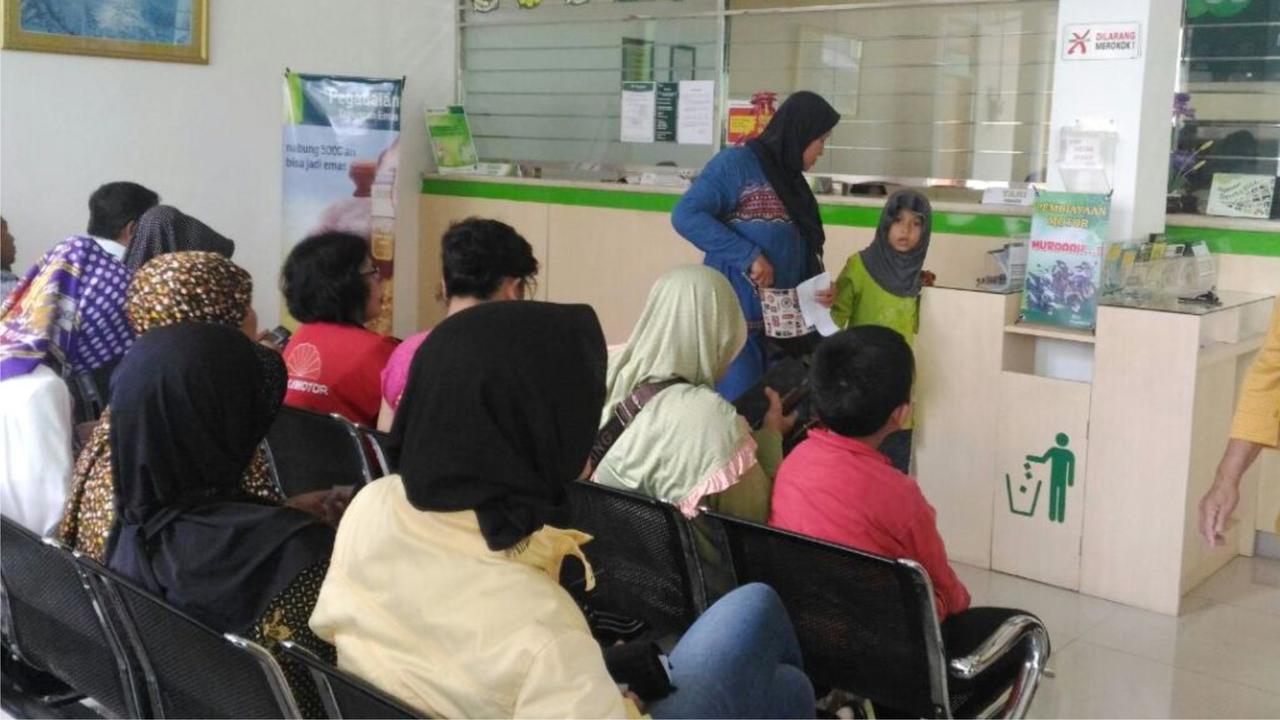 Cincin dan Kalung Ibu Digadai demi Seragam Baru Anak