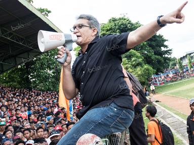 Ferry Indrasjarief atau yang akrab disapa Bung Ferry turun tangan menertibkan The Jakmania jelang laga uji coba melawan Barito Putera di Stadion Bea Cukai, Jakarta, Selasa (5/4/2016). (Bola.com/Vitalis Yogi Trisna)