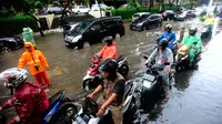 Sejumlah kendaraan melintasi trotoar untuk menghindari banjir di Jalan Kemang Raya, Jakarta Selatan, Kamis (3/11/2022). Hujan deras sekitar dua jam lebih menyebabkan Jalan Kemang Raya digenangi banjir sekitar 30 cm sehingga benyak kendaraan tidak dapat melintas. (merdeka.com/Arie Basuki)