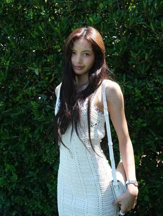 Kembali lanjutkan agenda berenangnya. Kali ini, Lisa menjatuhkan pilihannya pada crochet dress berwarna broken white, tas raffia Celina, dan beberapa aksesoris seperti jam tangan BVLGARI dan kacamata hitam Le Specs.  [Instagram/lalalalisa_m]
