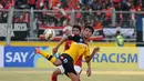 Gelandang timnas Brunei Darussalam U-23, M Aimmil Rahman(17) berebut bola dengan pemain Indonesia, Putu Gede Juni Antara di kualifikasi grup H Piala Asia 2016 di Stadion GBK Jakarta, Minggu (29/3/2015). (Liputan6.com/Helmi Fithriansyah)