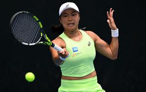 Petenis Indonesia, Janice Tjen, memukul bola saat menghadapi Karolina Pliskova dari Republik Cheska dalam pertandingan tunggal putri pada hari kelima Australia Open di Melbourne, Kamis (22/1/2026). (Paul Crock / AFP)