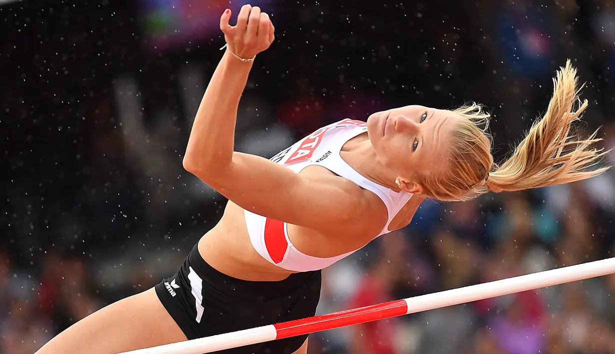 Atlet cantik asal Austria, Verena Preiner saat beraksi pada cabang lompat tinggi IAAF World Championships 2017 di London Stadium (5/8/2017). (AFP/Andrej Isakovic)