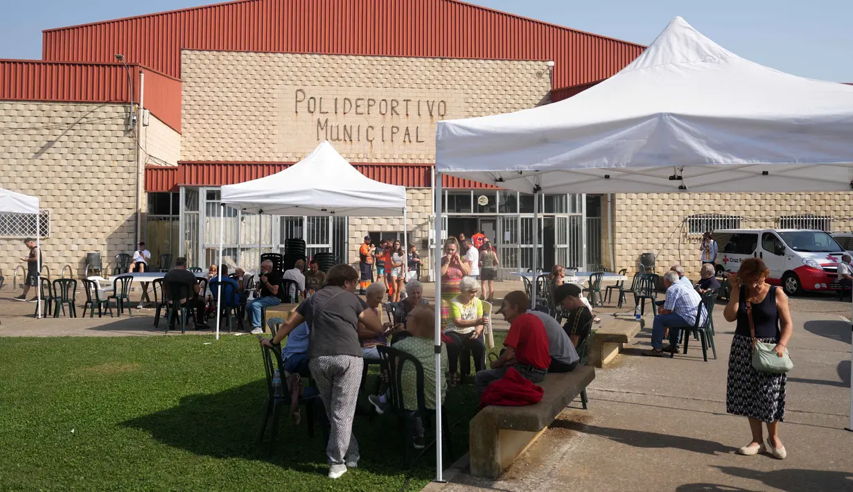 Sejumlah warga di La Baneza, provinsi Leon, Spanyol utara terpaksa diungsikan sementara di sebuah gedung olahraga, pada 13 Agustus 2025, akibat gelombang kebakaran hutan besar dalam salah satu musim panas terparah di Spanyol. (CESAR MANSO/AFP)