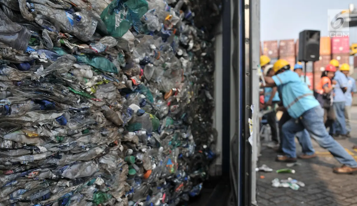 Penampakan sampah plastik dalam kontainer di Tanjung Priok, Jakarta, Rabu (18/9/2019). Sampah plastik bercampur limbah B3 asal Australia tersebut merupakan hasil penindakan terhadap PT HI, PT NHI, dan PT ART. (merdeka.com/Iqbal Nugroho)