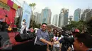 Calon Gubernur Basuki Tjahaja Purnama (Ahok) saat mengunjungi acara Jakarta Beragam (JakGram) di Plaza Selatan, Gelora Bung Karno, Jakarta, Sabtu (15/4). (Liputan6.com/Johan Tallo)