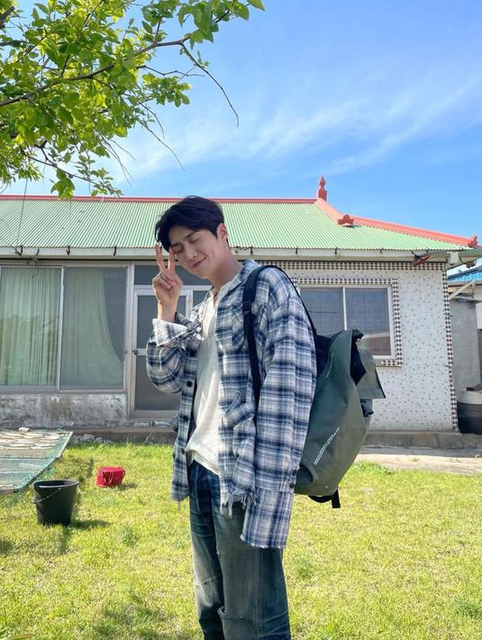 Selain comeback dengan drama ‘Haesi’s Shinru’ , Kim Seon Ho akan tampil juga dalam sebuah film karya sutradara The Witch, Park Hoon Jung. Aktor yang sering tampil ala softboy ini akan muncul dalam film Tyrant karya sutradara ternama Korea Selatan tersebut. (Instagram/@seonho__kim)