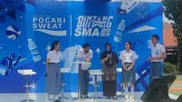 Reza Rahadian dan Yura Yunita di acara peluncuran&nbsp;Pocari Sweat Bintang SMA di SMA 34 Jakarta Selatan.&nbsp; (Liputan6.com/Henry)
&nbsp;