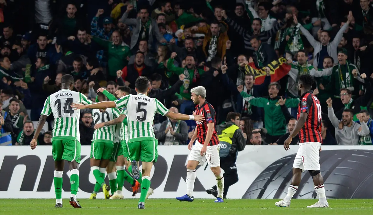 Para pemain Real Betis merayakan gol yang dicetak gelandang Giovani Lo Celso saat bertanding melawan AC Milan pada grup F Liga Europa di stadion Benito Villamarin, Sevilla (8/11). Milan menahan imbang Betis 1-1. (AFP Photo/Cristina Quicler)