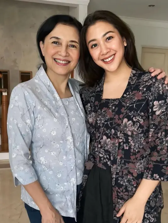 Sherina memilih mengenakan atasan kebaya model kutu baru warna dasar hitam dengan motif bunga. Begitu juga sang ibunda yang mengenakan kebaya kutu baru abu-abu motif bunga. [@sherinamunaf]
