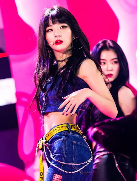 "Aku sendiri terlihat seperti gadis desa. Awalnya aku percaya, tapi trainee lainnya terlihat begitu berbakat. Aku jadi kehilangan kepercayaan diri," jelasnya. (Foto: instagram.com/seulgiredvelvet)